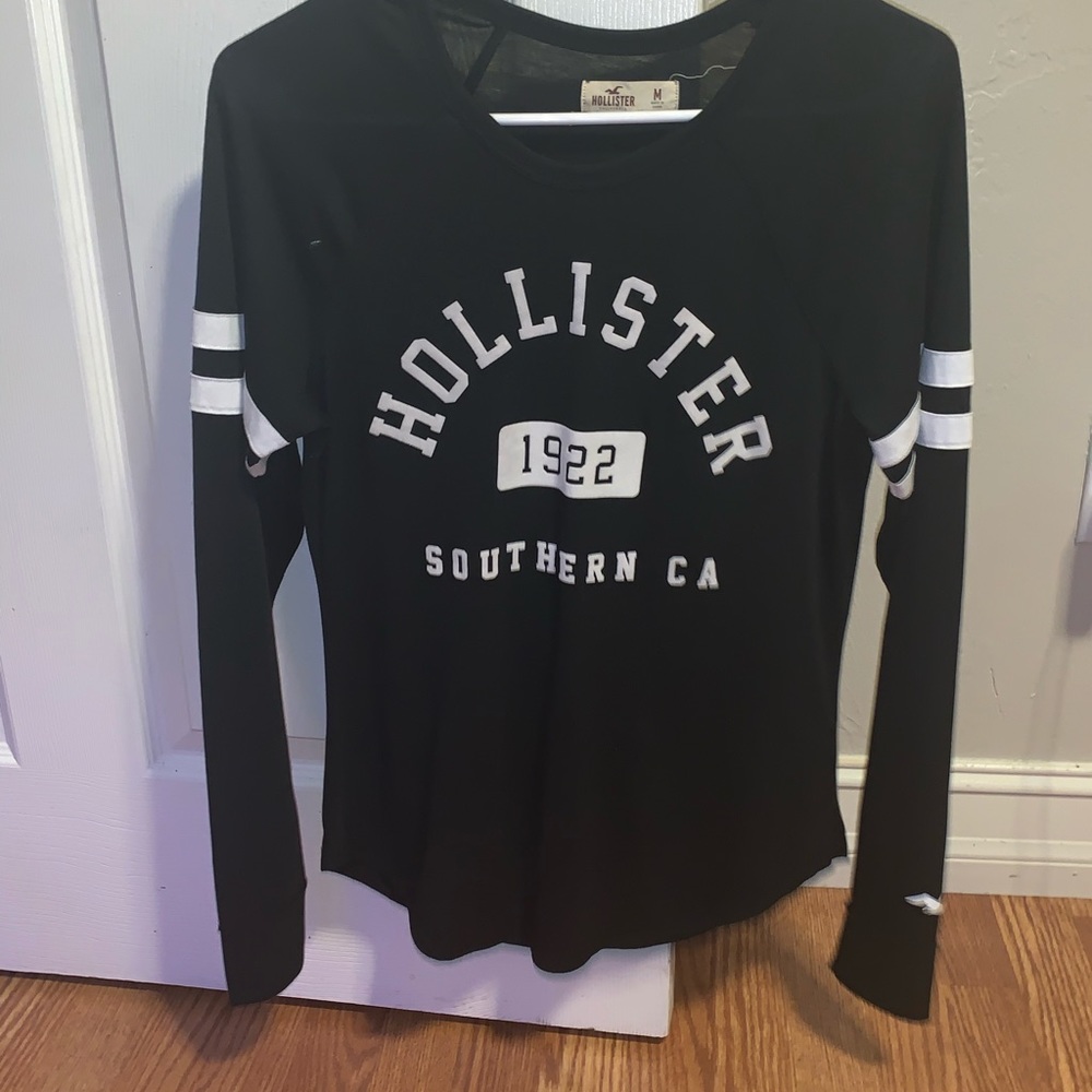 A long sleeve black shirt